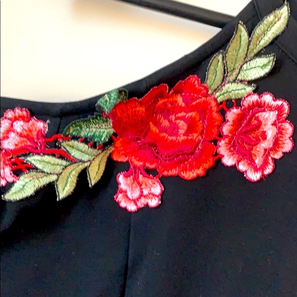 Suzanne Betro embroidered cold shoulder dress🌹🌹 - Picture 3 of 5